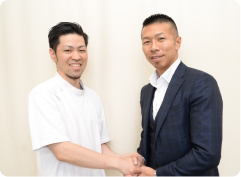 ふじもり桜花整骨院での著名人来院記念写真