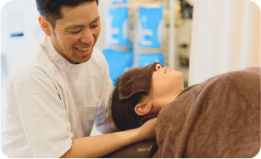 ふじもり桜花整骨院の施術風景 首肩ケア